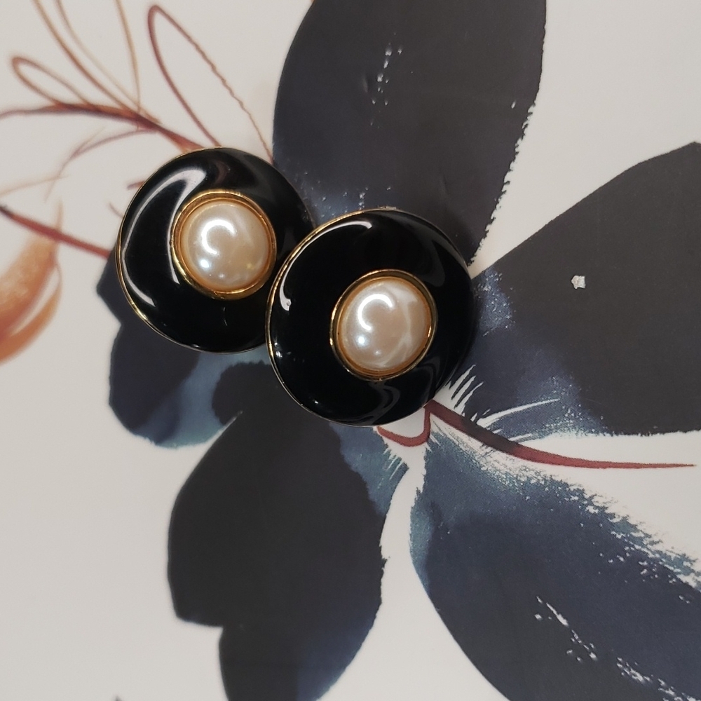 ❤️5/$25 Vintage Black Faux Pearl Earrings